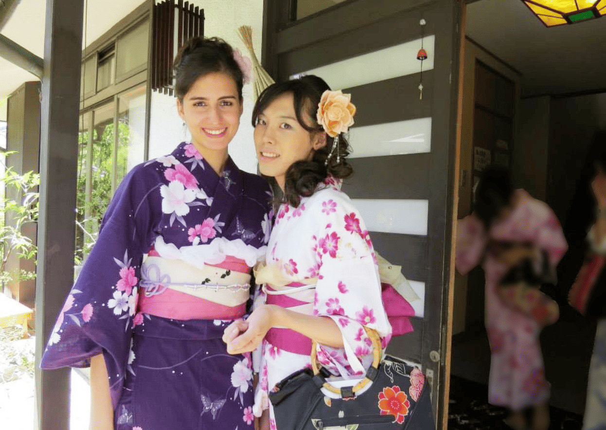 浴衣を着た女子学生